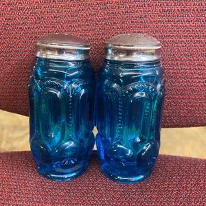 LE Smith & Moon Salt & Pepper Shaker Set
